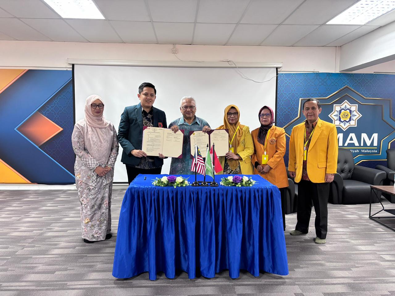 Konferensi & Penandatanganan MoU InternasionalSTHB (Indonesia), UNSUR (Indonesia), dan UMAM (Malaysia)